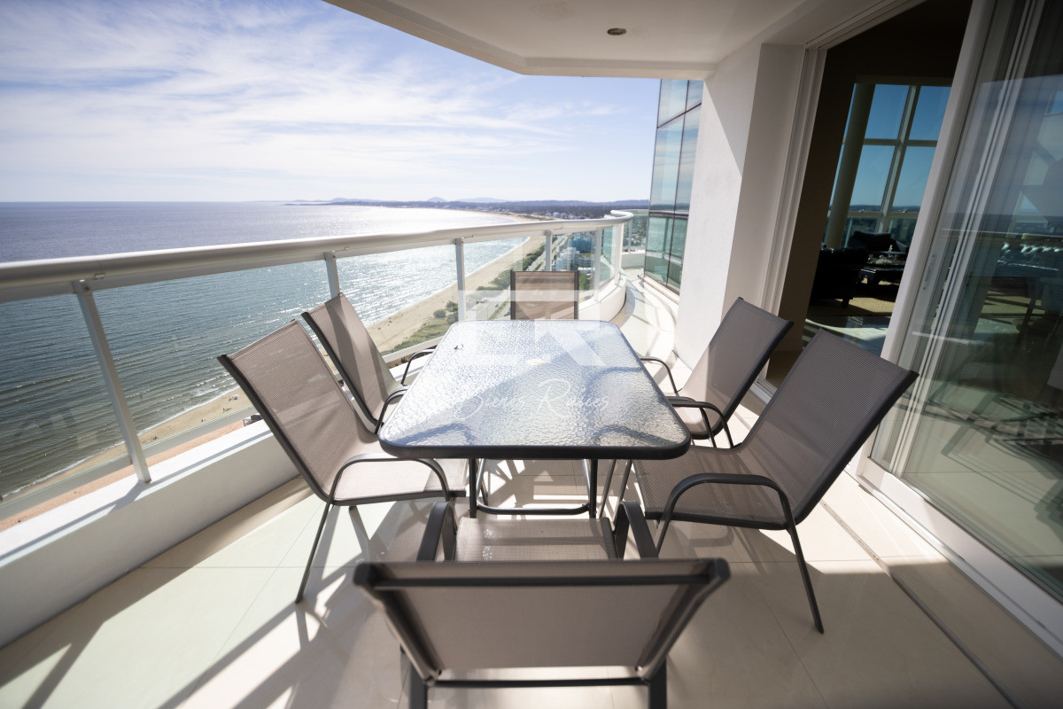 Apartamento ID.739 - Aquarela duplex  4 dormitorios en venta. Playa Mansa. Punta del Este