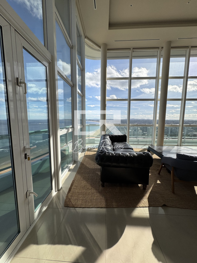 Apartamento ID.739 - Aquarela duplex  4 dormitorios en venta. Playa Mansa. Punta del Este
