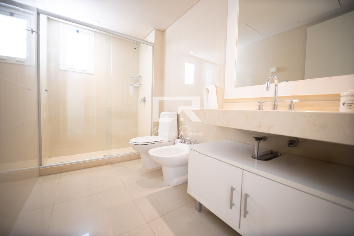 Apartamento ID.739 - Aquarela duplex  4 dormitorios en venta. Playa Mansa. Punta del Este