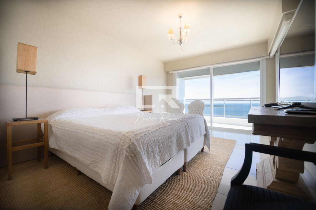 Apartamento ID.739 - Aquarela duplex  4 dormitorios en venta. Playa Mansa. Punta del Este