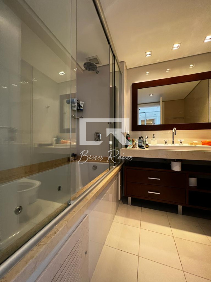 Apartamento ID.936 - Aquarela Alquiler  de 2 dormitorios  y servicio. frente a Playa Mansa