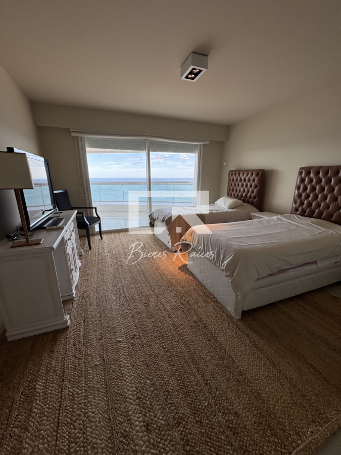 Apartamento ID.739 - Aquarela duplex  4 dormitorios en venta. Playa Mansa. Punta del Este