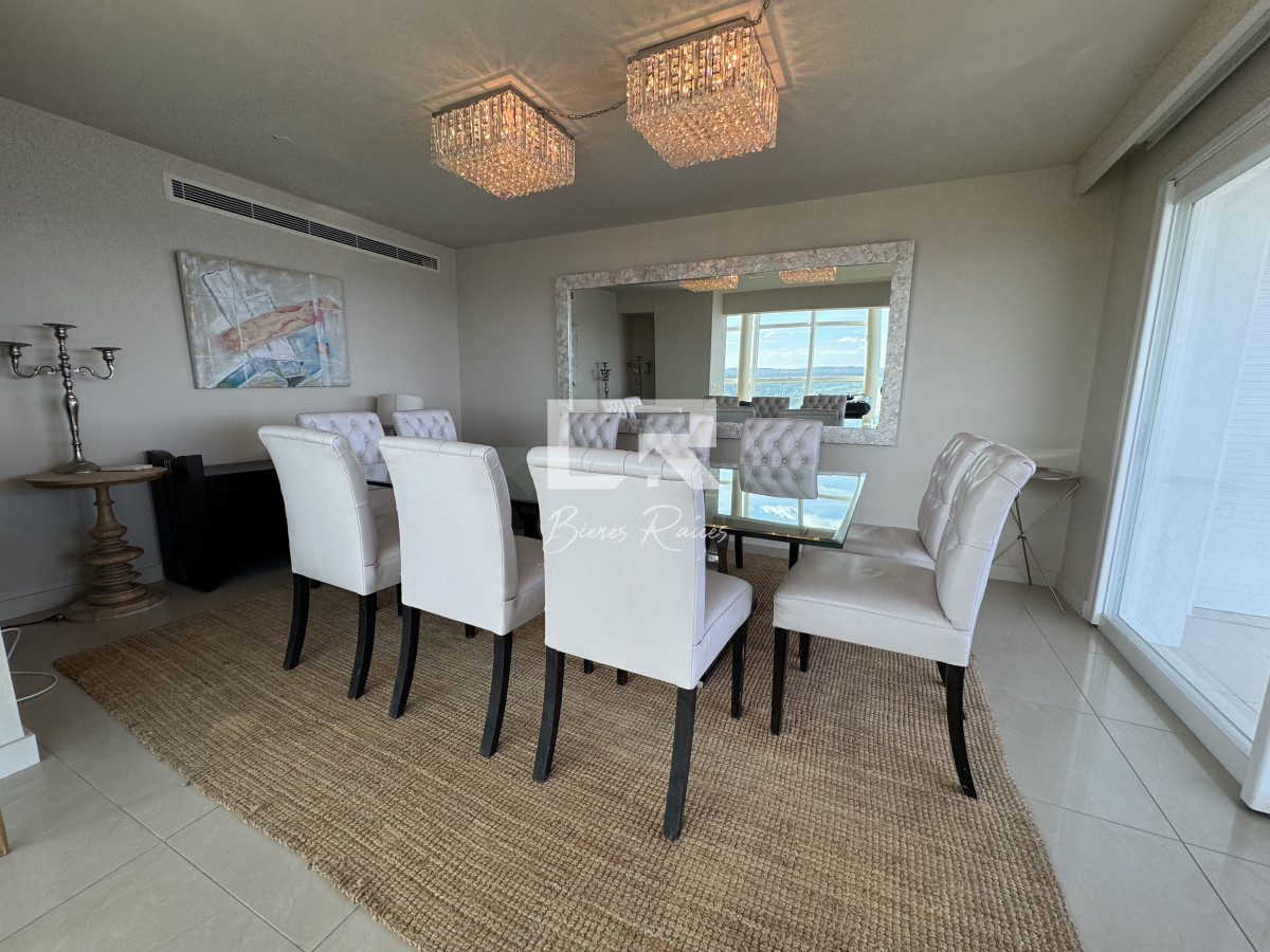 Apartamento ID.739 - Aquarela duplex  4 dormitorios en venta. Playa Mansa. Punta del Este