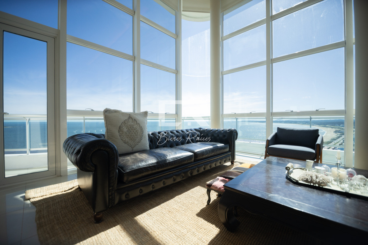 Apartamento ID.739 - Aquarela duplex  4 dormitorios en venta. Playa Mansa. Punta del Este