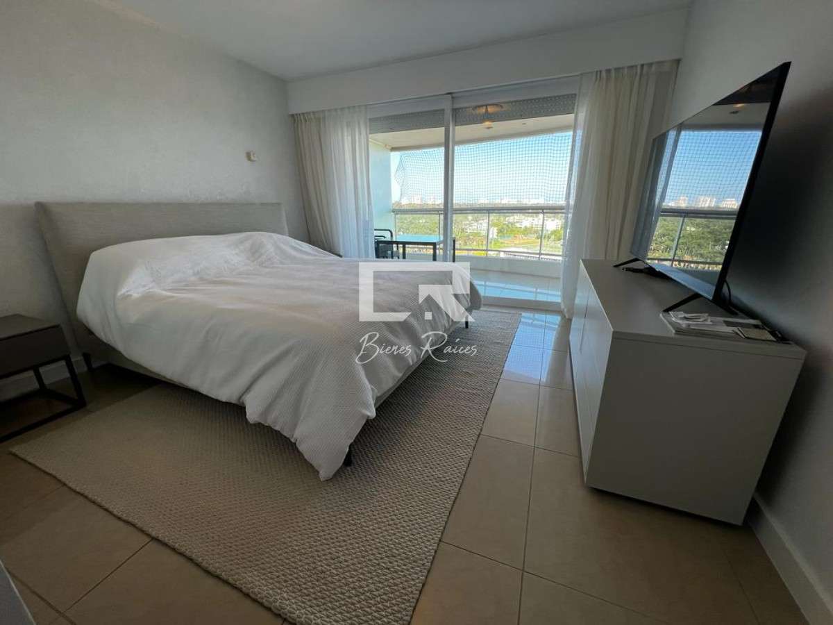 Apartamento ID.936 - Aquarela Alquiler  de 2 dormitorios  y servicio. frente a Playa Mansa