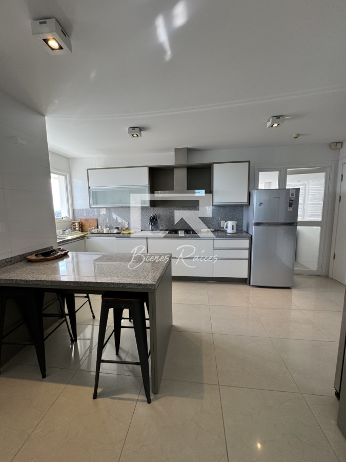 Apartamento ID.739 - Aquarela duplex  4 dormitorios en venta. Playa Mansa. Punta del Este