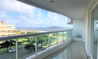 Aquarela apartamento en venta 4 dormitorios y dependencia frente al mar Punta del Este.