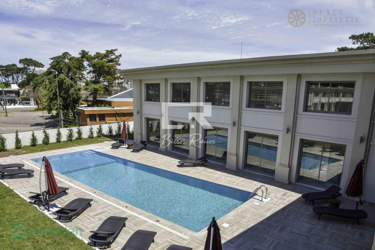 Apartamento ID.813 - Apartamento de 2 dormitorios con servicio de playa. Place Lafayette Playa mansa Punta del Este.