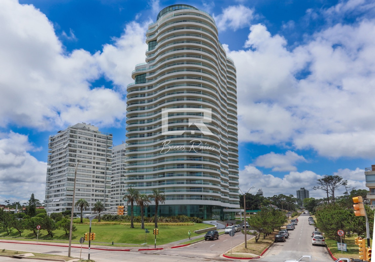 Apartamento ID.936 - Aquarela Alquiler  de 2 dormitorios  y servicio. frente a Playa Mansa