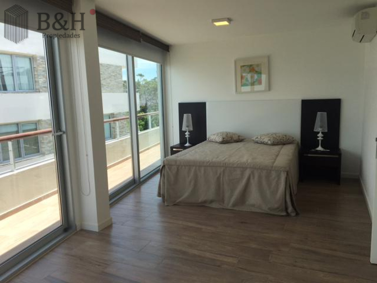 Apartamento ID.1750 - Hermoso apartamento en , venta y alquiler temporal  4 dormitorios. Playa mansa. 