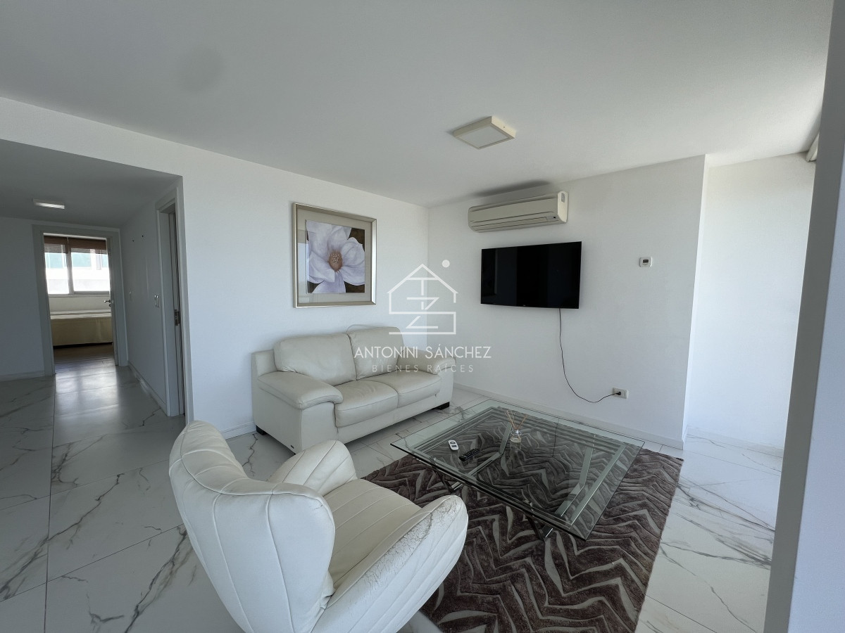 Apartamento ID.2131 - Hermoso apartamento en venta 4 dormitorios. Frente al mar Punta del Este. 
