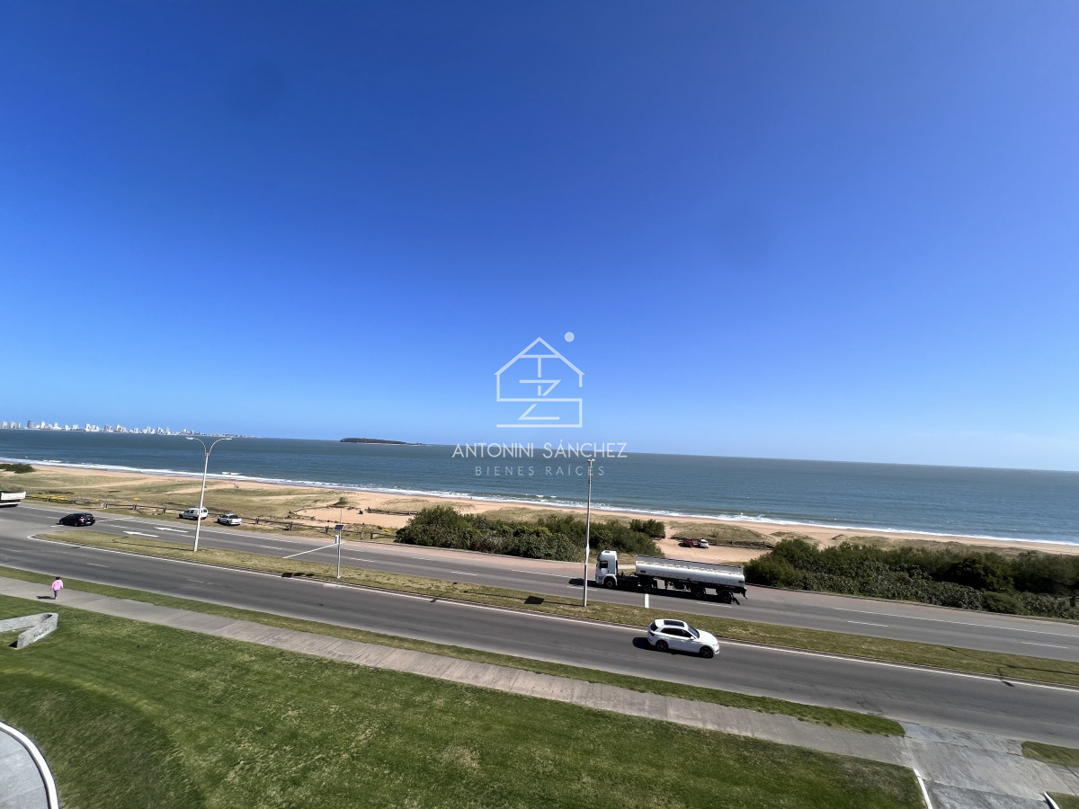 Apartamento ID.2131 - Hermoso apartamento en venta 4 dormitorios. Frente al mar Punta del Este. 