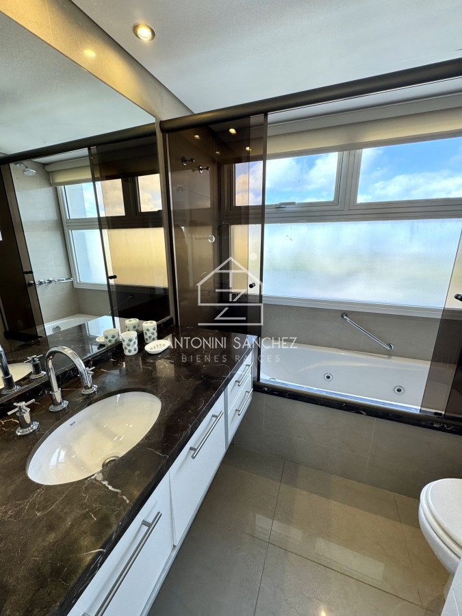 Apartamento ID.2824 - Apartamento en venta de 3 dormitorios mas dependencia de servicio con vista al mar playa mansa