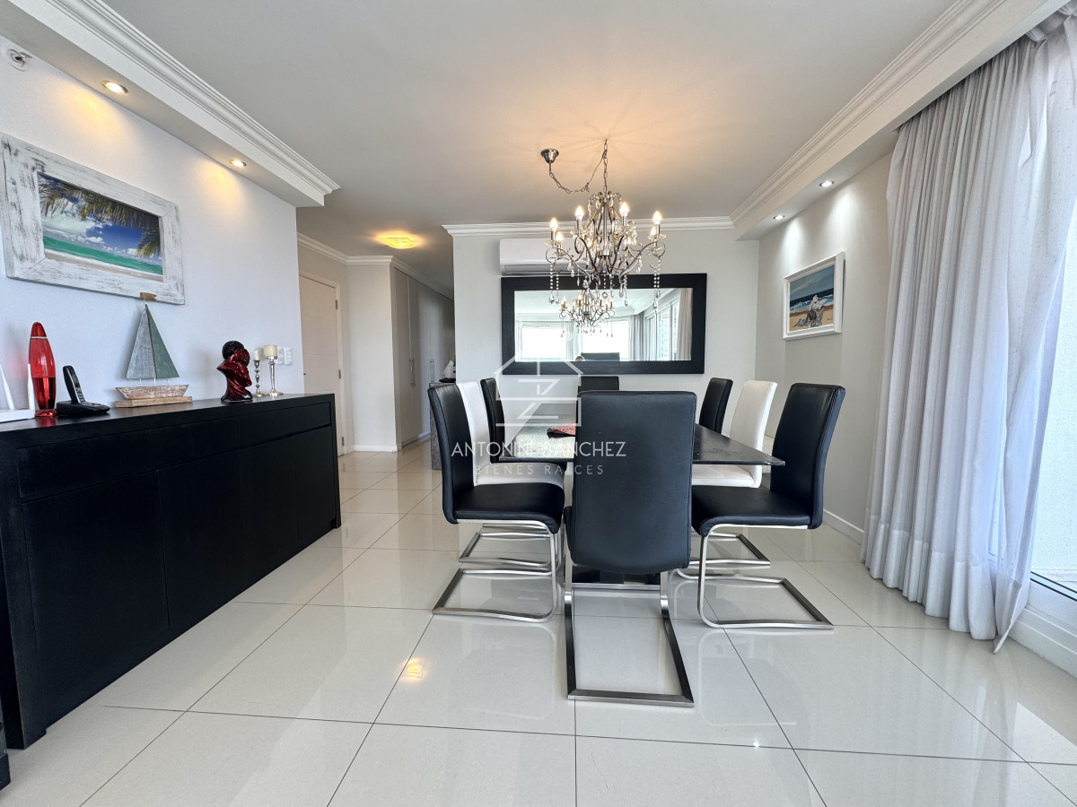 Apartamento ID.2824 - Apartamento en venta de 3 dormitorios mas dependencia de servicio con vista al mar playa mansa