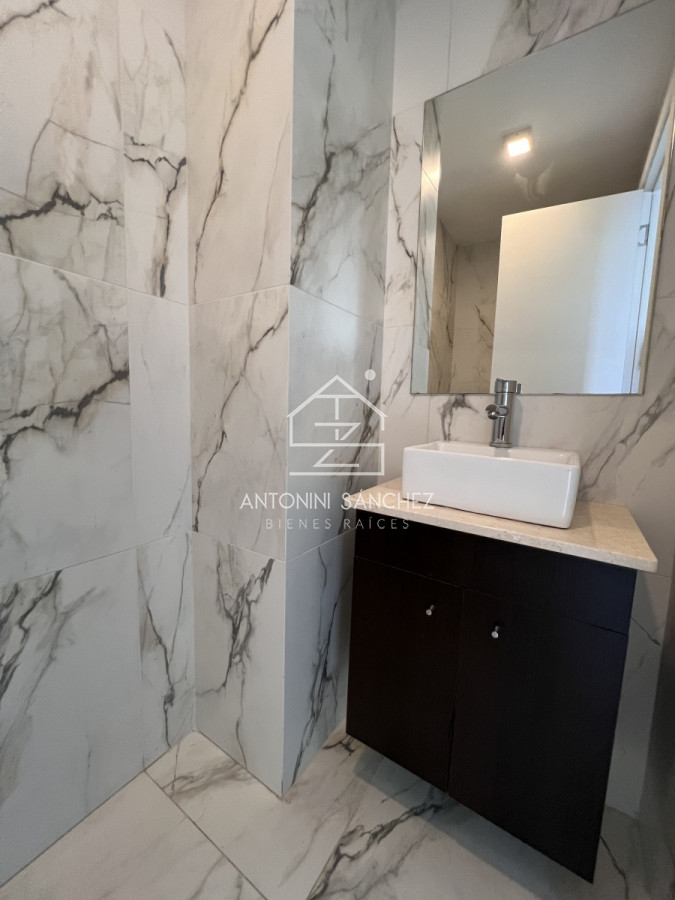 Apartamento ID.2131 - Hermoso apartamento en venta 4 dormitorios. Frente al mar Punta del Este. 
