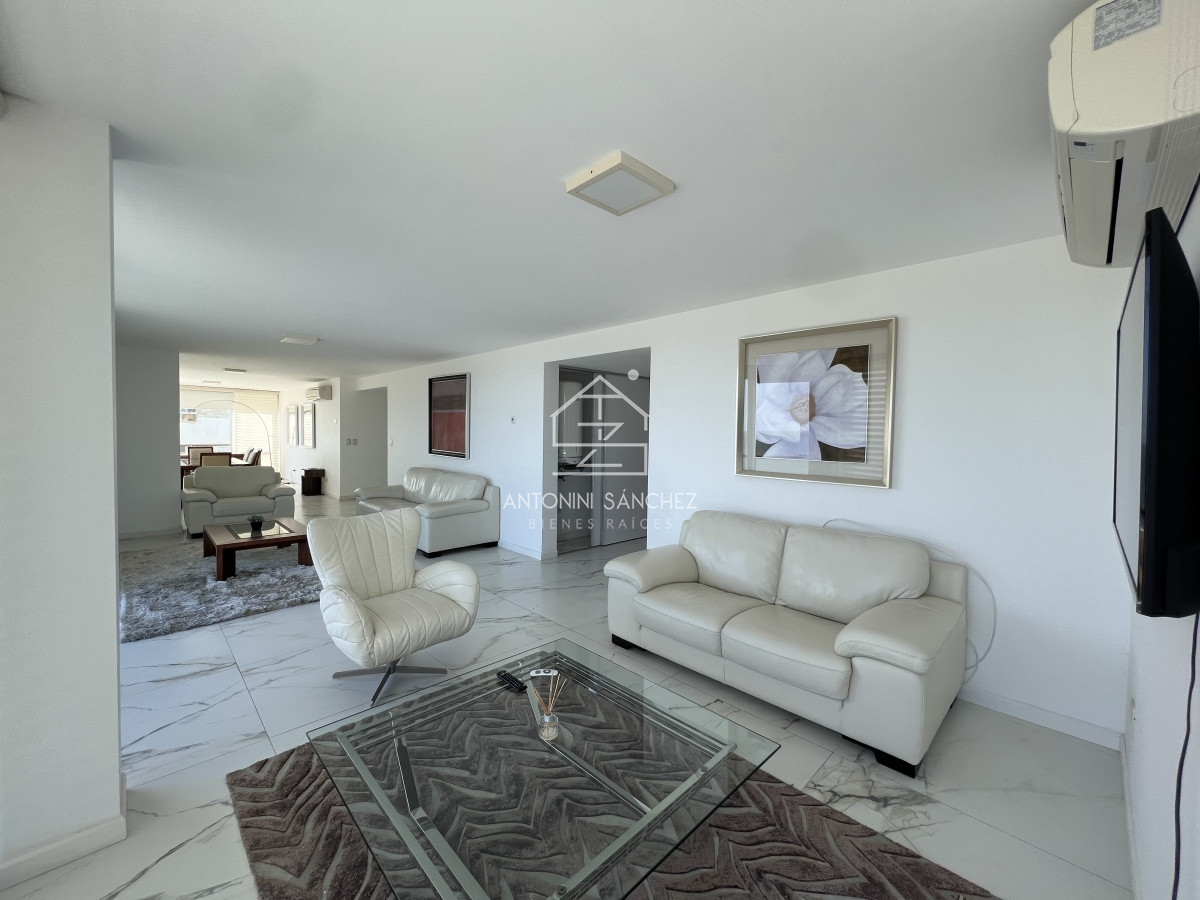 Apartamento ID.2131 - Hermoso apartamento en venta 4 dormitorios. Frente al mar Punta del Este. 