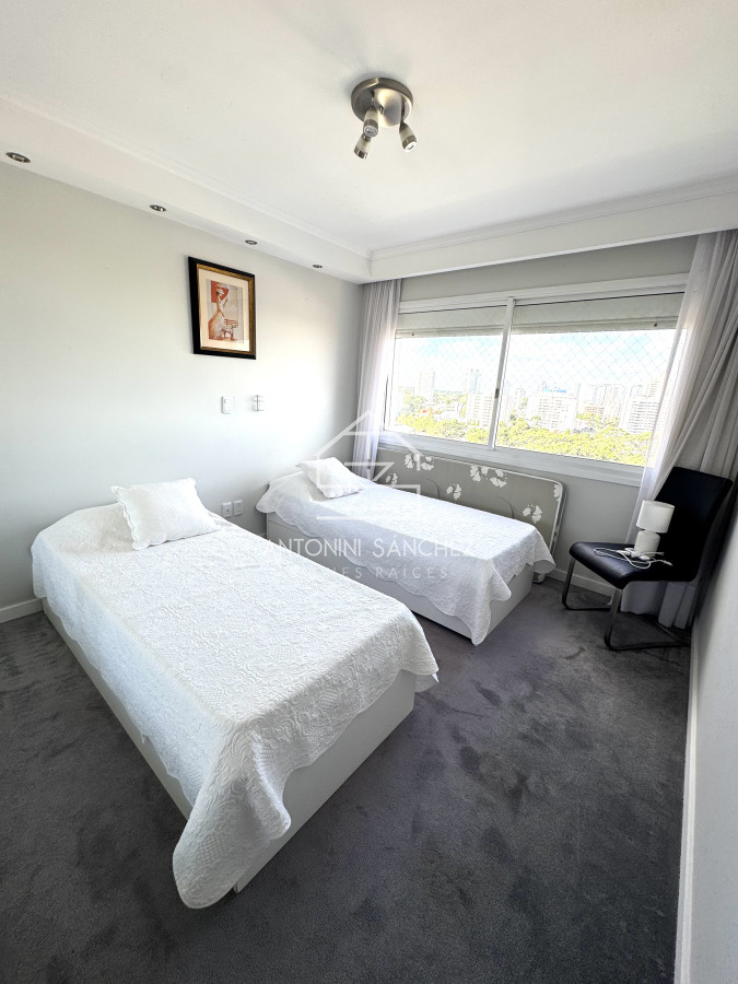 Apartamento ID.2824 - Apartamento en venta de 3 dormitorios mas dependencia de servicio con vista al mar playa mansa
