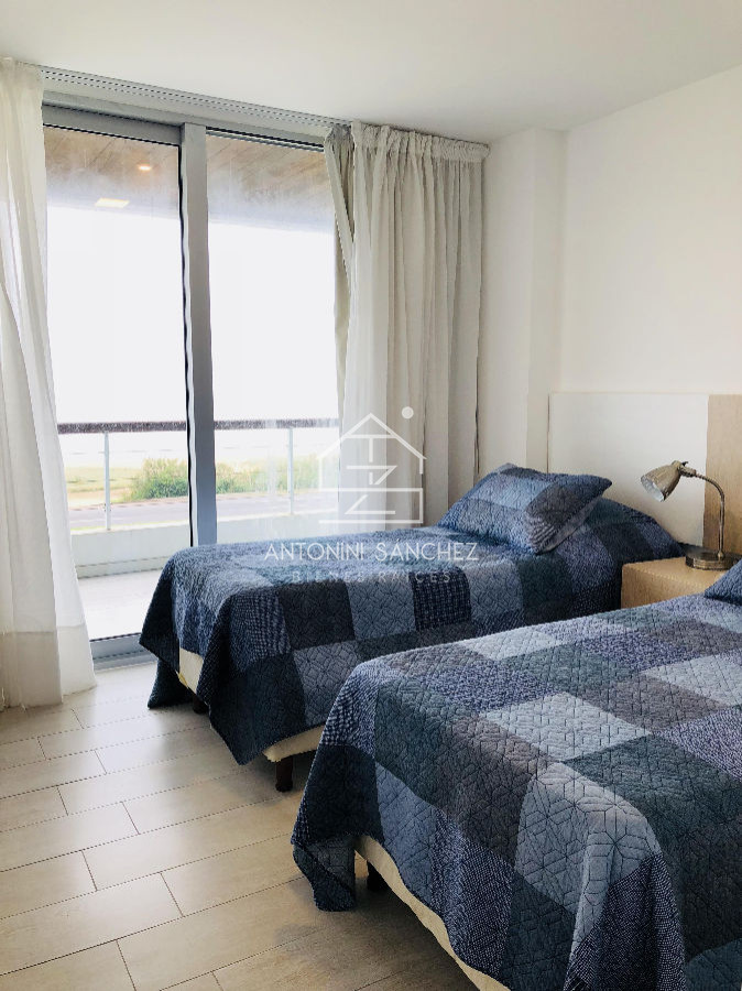 Apartamento ID.2013 - Isabel apartamento en venta 3 dormitorios más dependencia Vista al mar Piscina - Playa Mansa Punta del Este