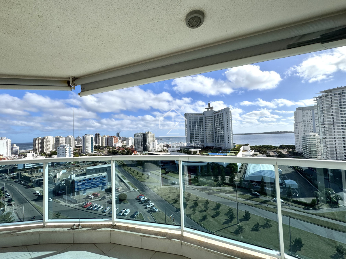 Apartamento ID.2824 - Apartamento en venta de 3 dormitorios mas dependencia de servicio con vista al mar playa mansa