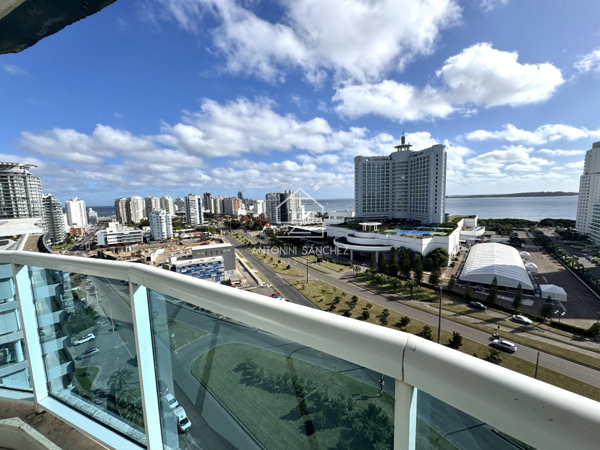 Apartamento ID.2824 - Apartamento en venta de 3 dormitorios mas dependencia de servicio con vista al mar playa mansa