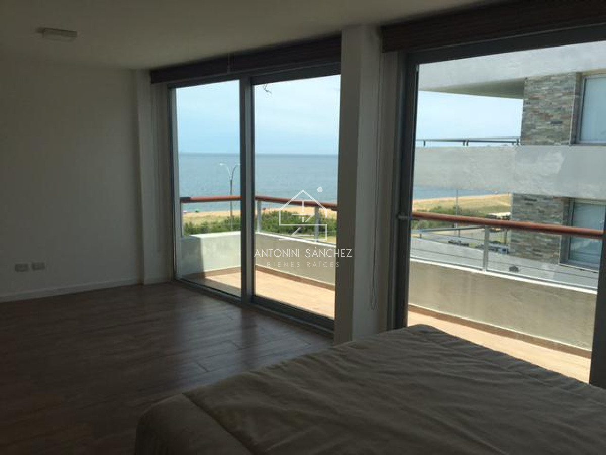 Apartamento ID.2131 - Hermoso apartamento en venta 4 dormitorios. Frente al mar Punta del Este. 