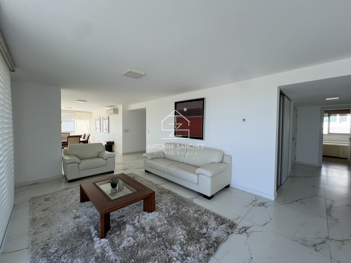 Apartamento ID.2131 - Hermoso apartamento en venta 4 dormitorios. Frente al mar Punta del Este. 