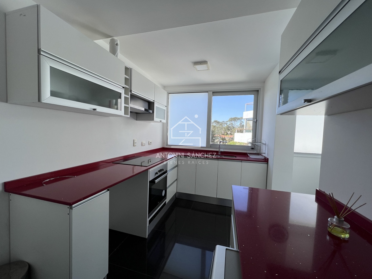 Apartamento ID.2131 - Hermoso apartamento en venta 4 dormitorios. Frente al mar Punta del Este. 