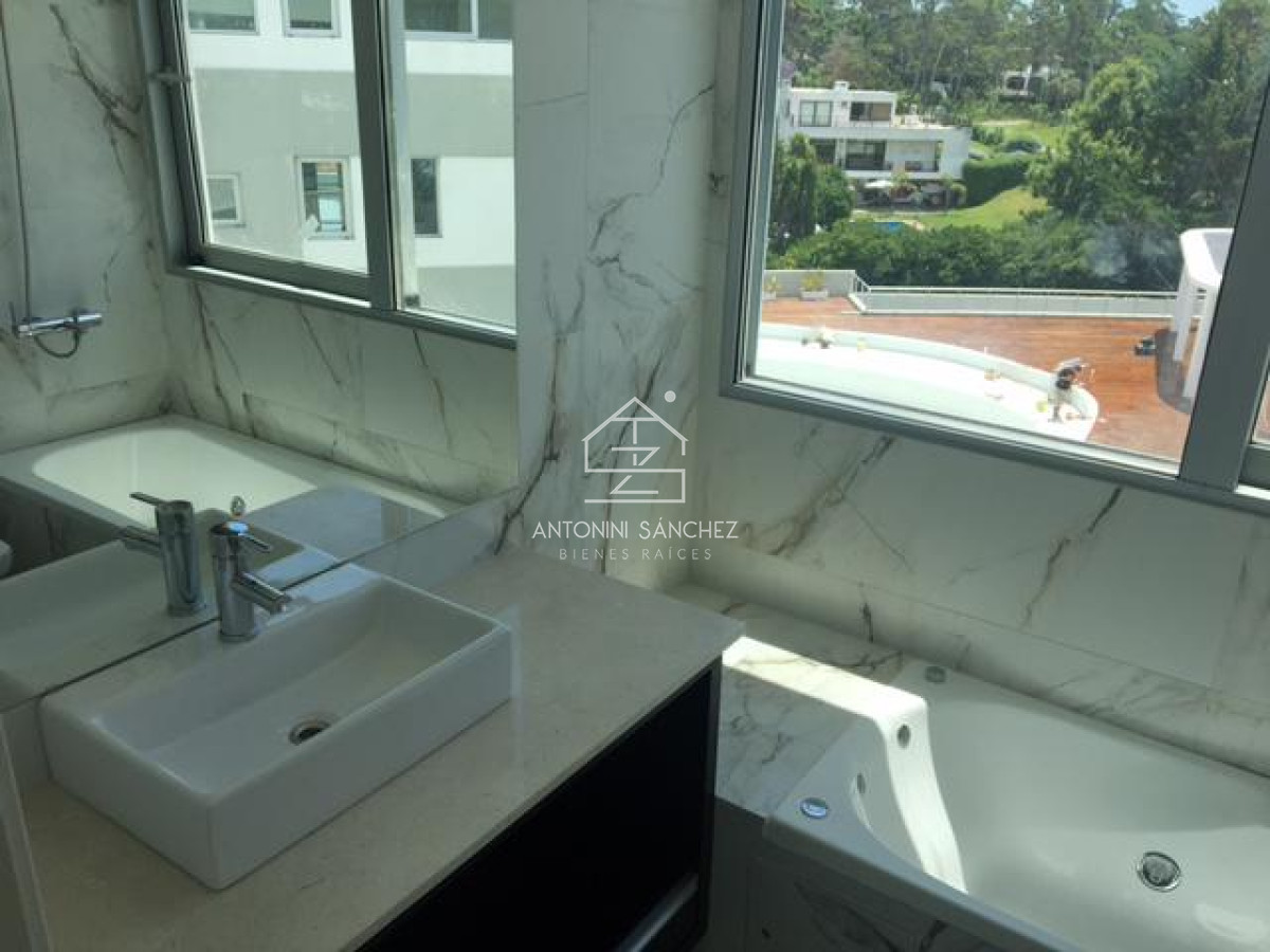 Apartamento ID.2131 - Hermoso apartamento en venta 4 dormitorios. Frente al mar Punta del Este. 