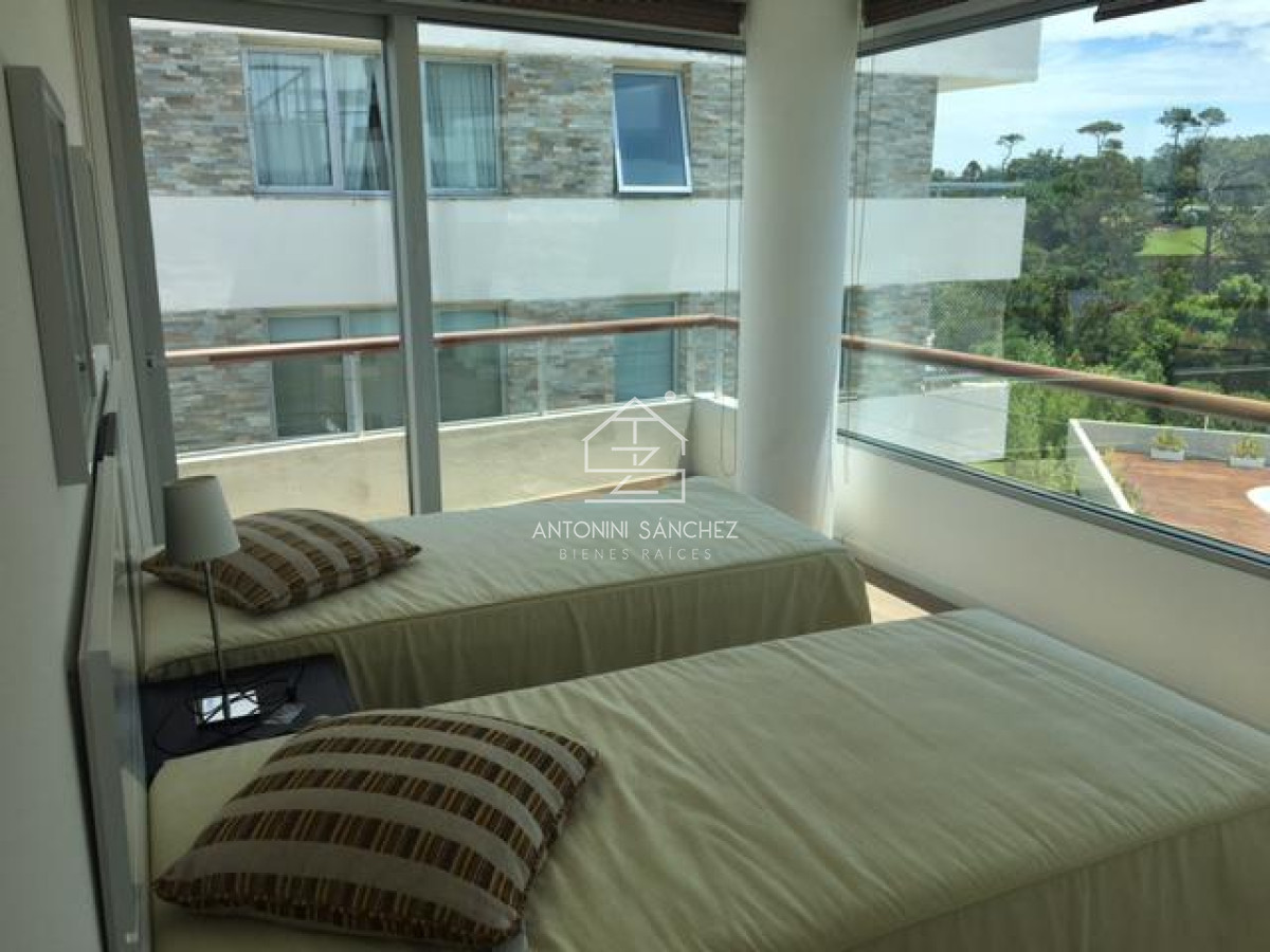 Apartamento ID.2131 - Hermoso apartamento en venta 4 dormitorios. Frente al mar Punta del Este. 