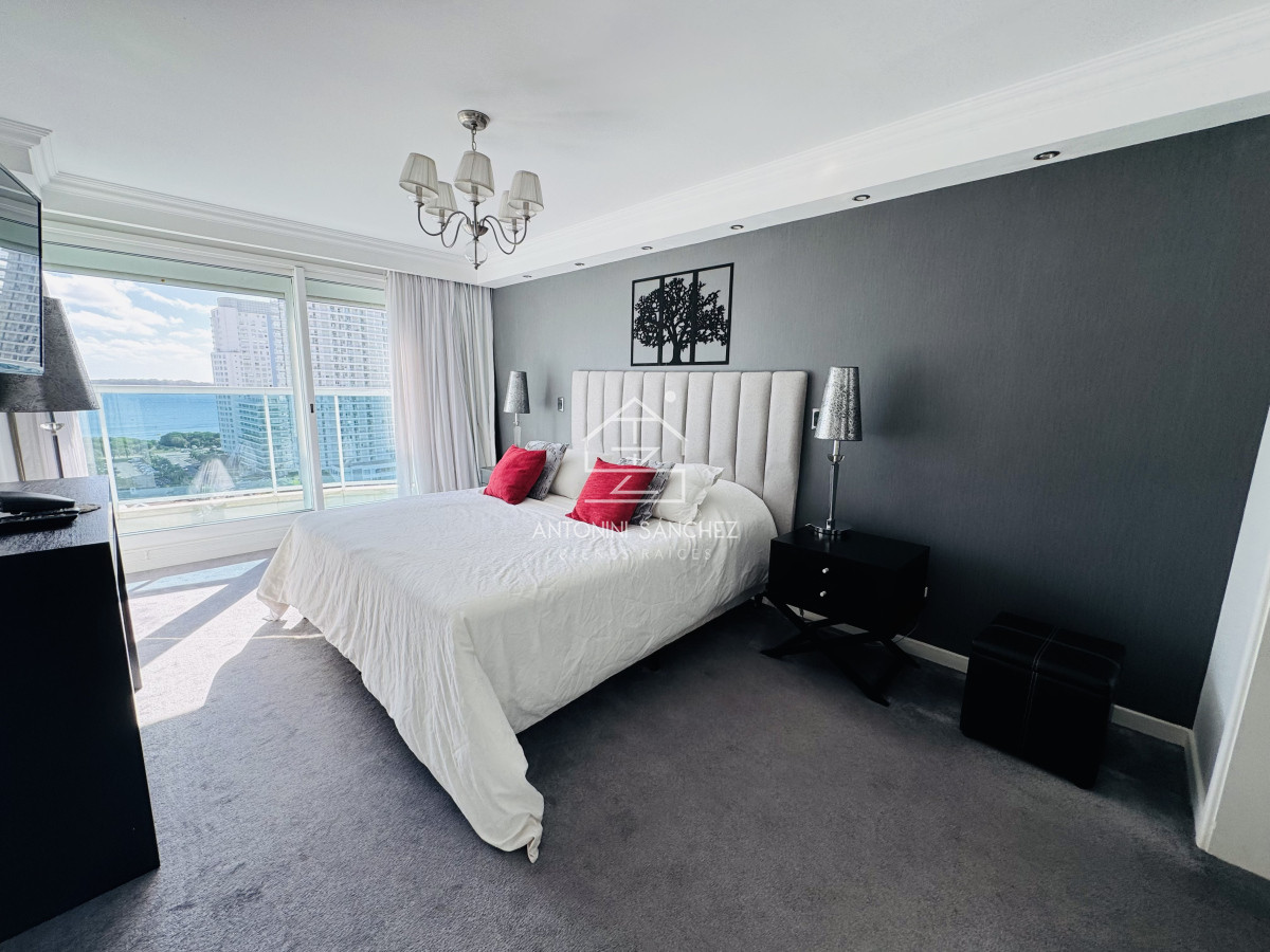 Apartamento ID.2824 - Apartamento en venta de 3 dormitorios mas dependencia de servicio con vista al mar playa mansa