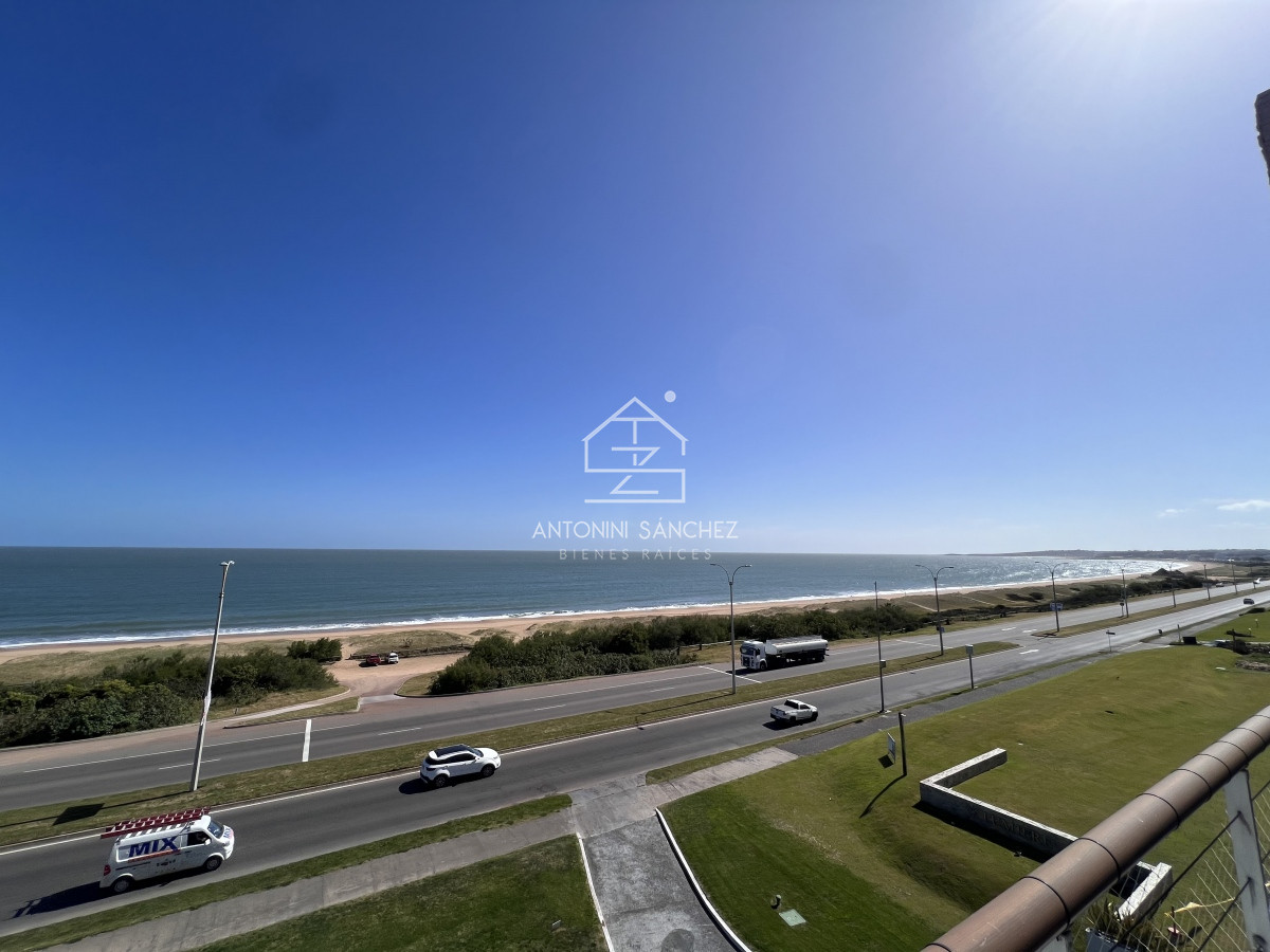 Apartamento ID.2131 - Hermoso apartamento en venta 4 dormitorios. Frente al mar Punta del Este. 