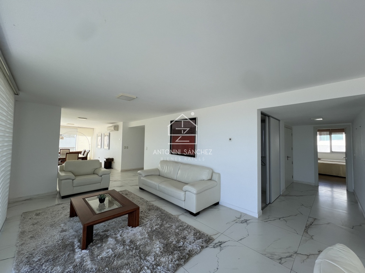 Apartamento ID.2131 - Hermoso apartamento en venta 4 dormitorios. Frente al mar Punta del Este. 