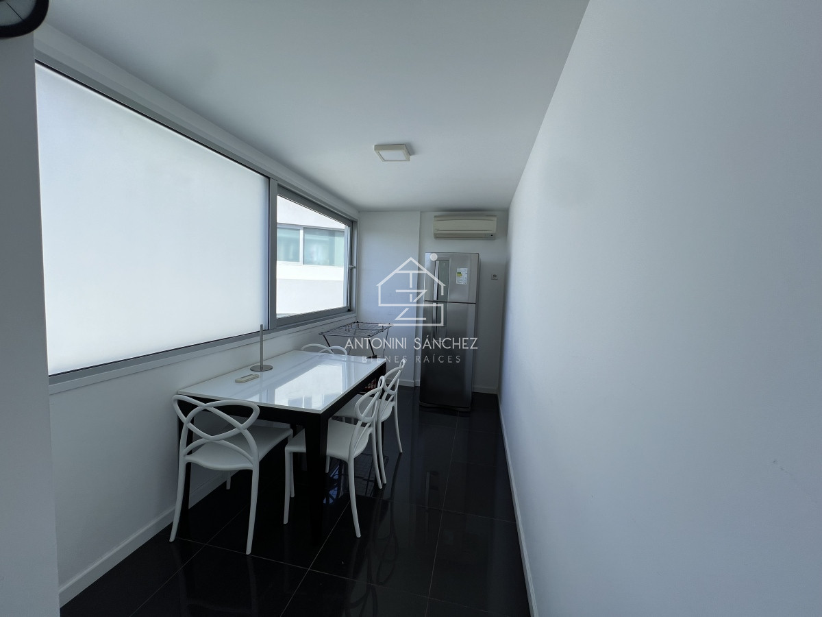 Apartamento ID.2131 - Hermoso apartamento en venta 4 dormitorios. Frente al mar Punta del Este. 