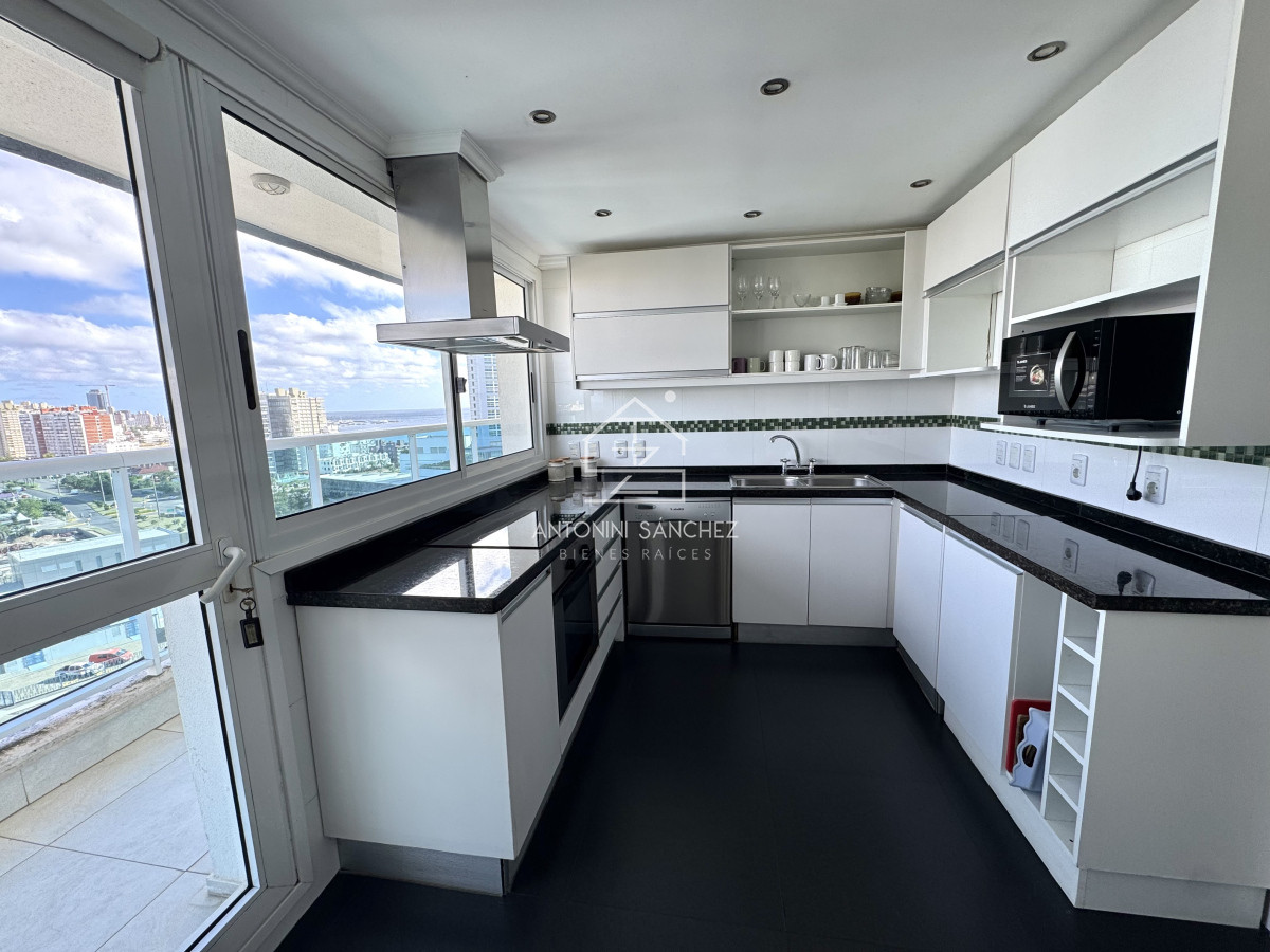 Apartamento ID.2824 - Apartamento en venta de 3 dormitorios mas dependencia de servicio con vista al mar playa mansa