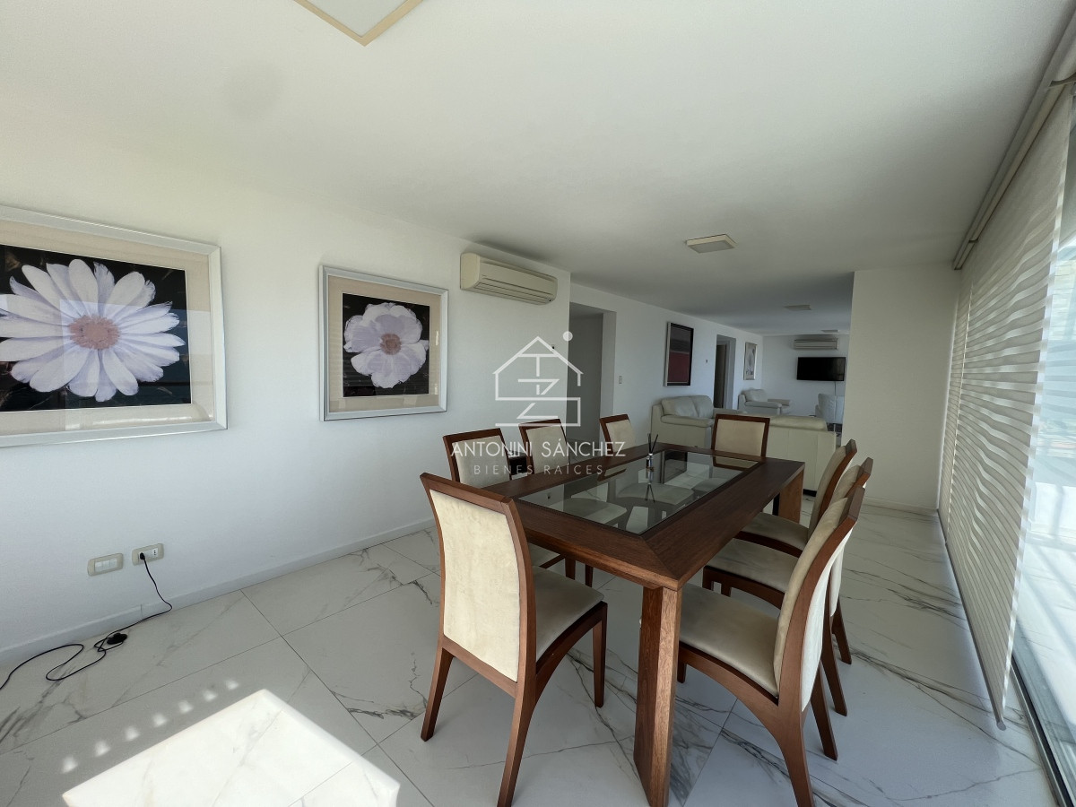 Apartamento ID.2131 - Hermoso apartamento en venta 4 dormitorios. Frente al mar Punta del Este. 