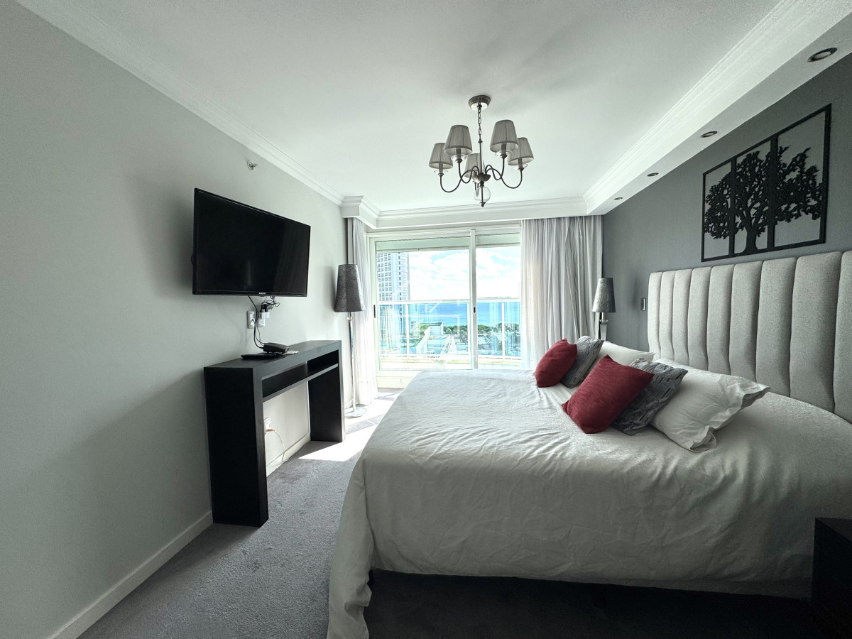 Apartamento ID.2824 - Apartamento en venta de 3 dormitorios mas dependencia de servicio con vista al mar playa mansa