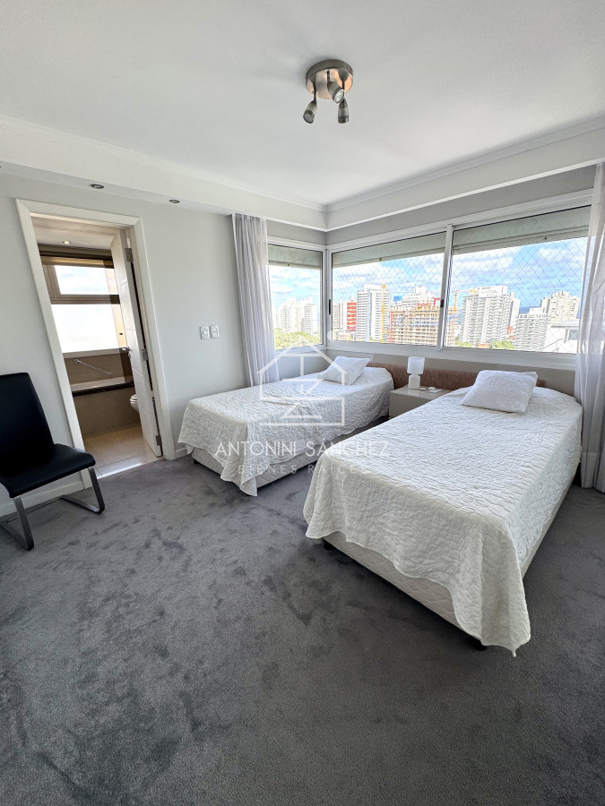 Apartamento ID.2824 - Apartamento en venta de 3 dormitorios mas dependencia de servicio con vista al mar playa mansa