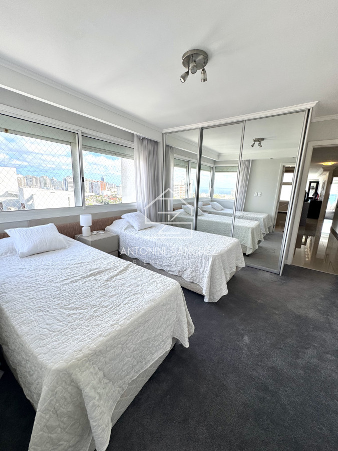 Apartamento ID.2824 - Apartamento en venta de 3 dormitorios mas dependencia de servicio con vista al mar playa mansa