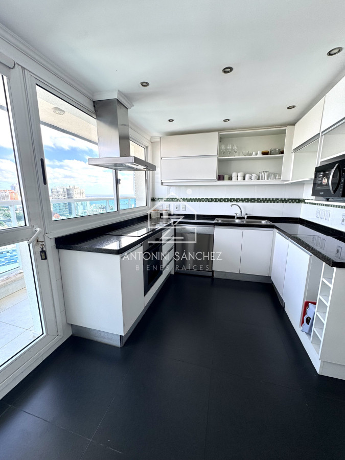 Apartamento ID.2824 - Apartamento en venta de 3 dormitorios mas dependencia de servicio con vista al mar playa mansa