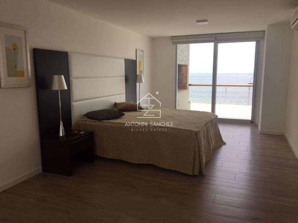 Apartamento ID.2131 - Hermoso apartamento en venta 4 dormitorios. Frente al mar Punta del Este. 