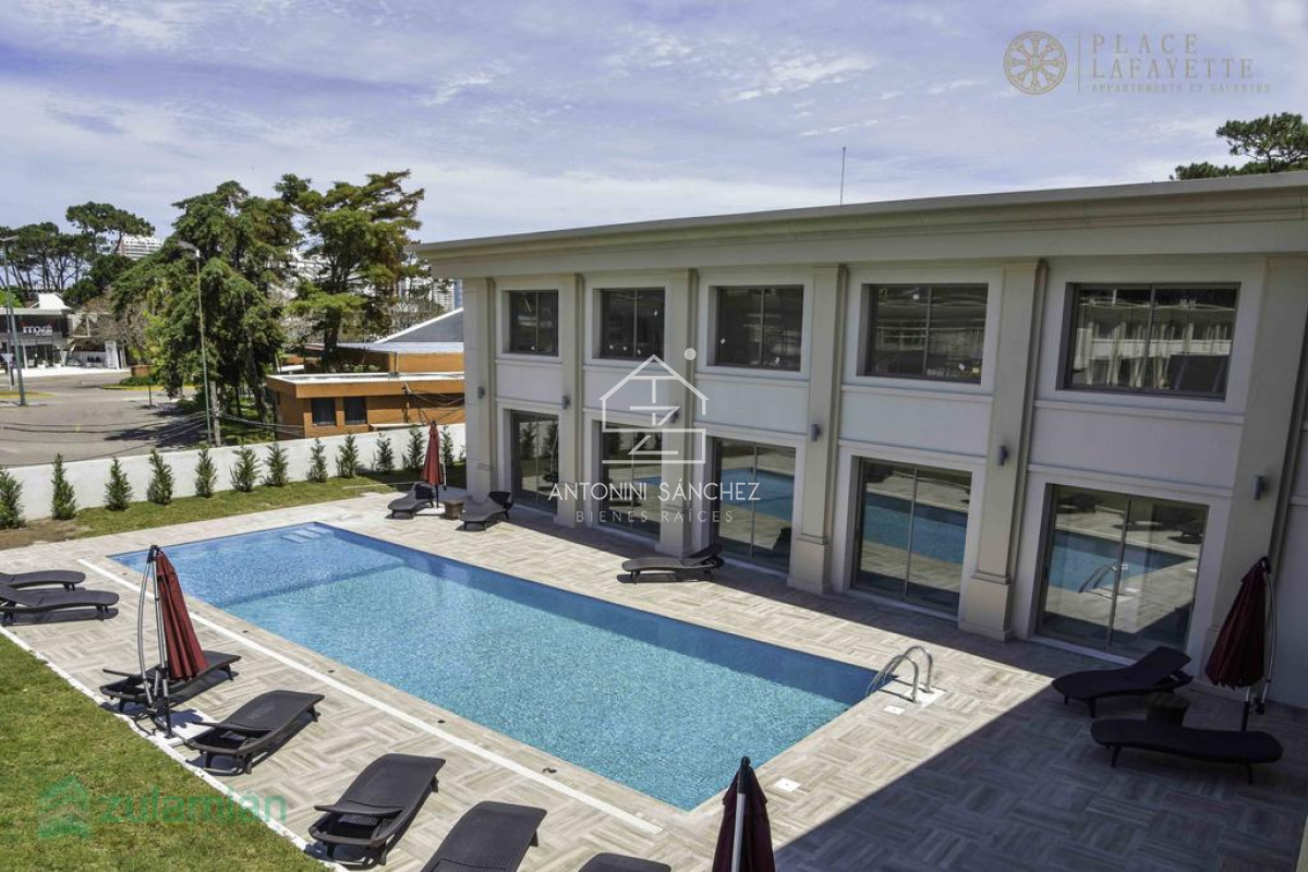 Apartamento ID.1525 - Apartamento de 2 dormitorios con servicio de playa. Place Lafayette Playa mansa Punta del Este.