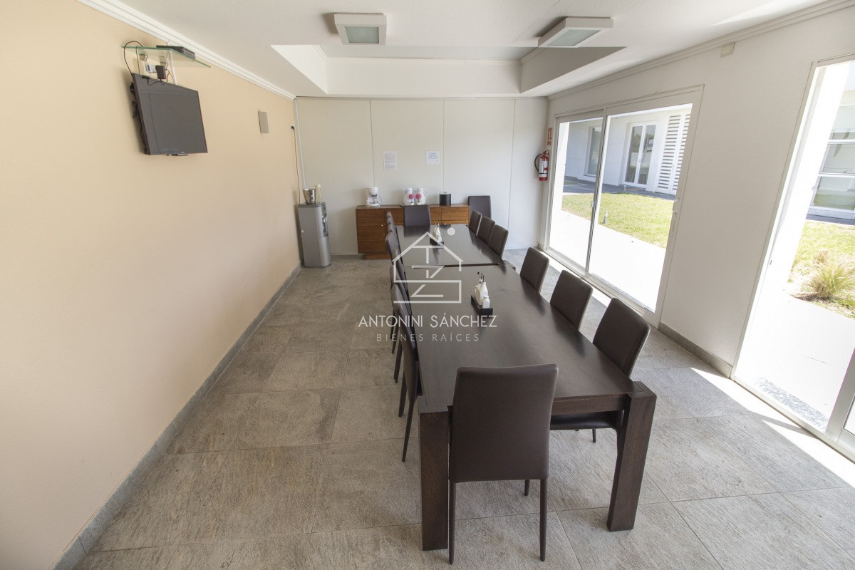 Apartamento ID.2824 - Apartamento en venta de 3 dormitorios mas dependencia de servicio con vista al mar playa mansa