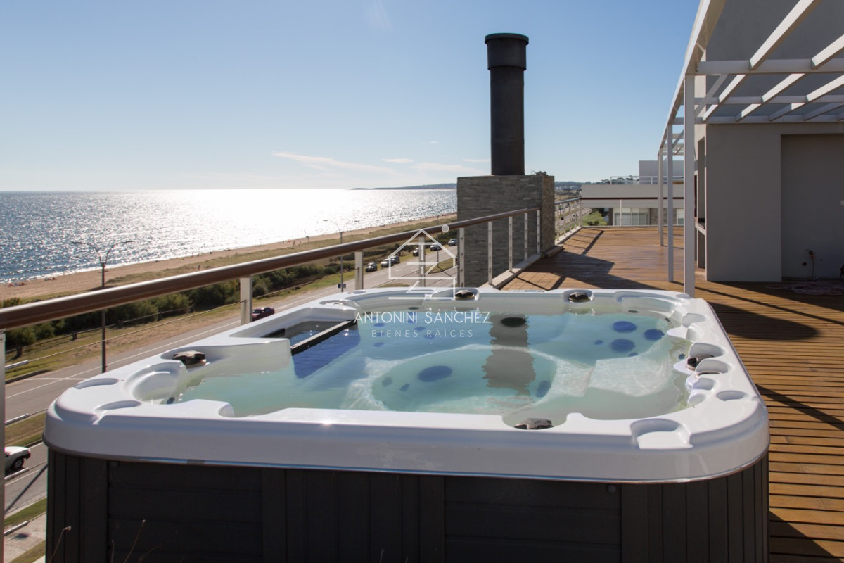 Apartamento ID.2013 - Isabel apartamento en venta 3 dormitorios más dependencia Vista al mar Piscina - Playa Mansa Punta del Este