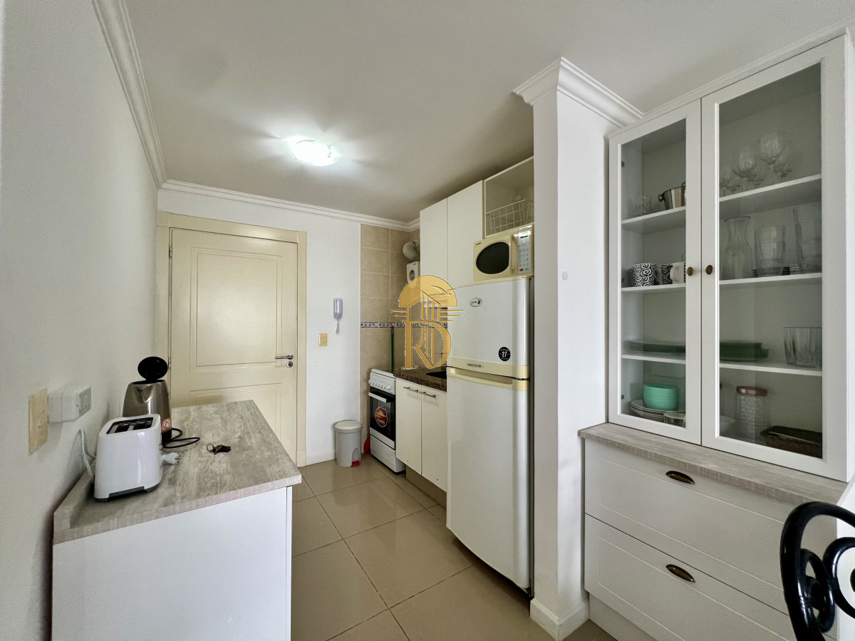 Apartamento en venta de un dormitorios con terraza y parrilla de uso exclusivo. Península Punta del este. -id-486-3