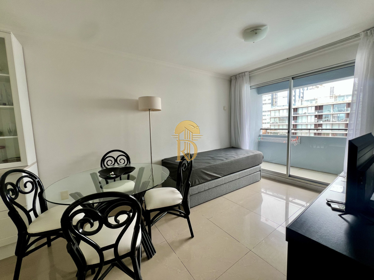 Apartamento en venta de un dormitorios con terraza y parrilla de uso exclusivo. Península Punta del este. -id-486