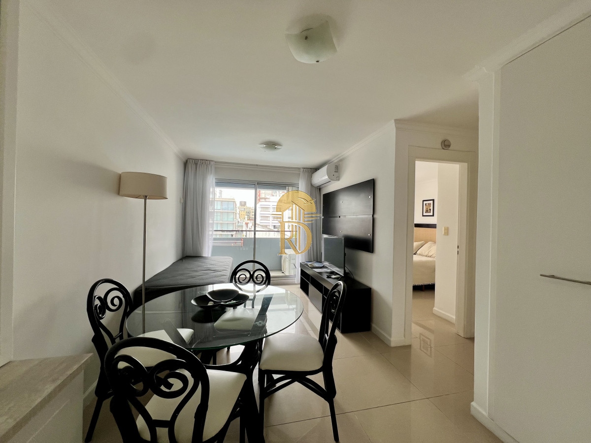 Apartamento en venta de un dormitorios con terraza y parrilla de uso exclusivo. Península Punta del este. -id-486-1