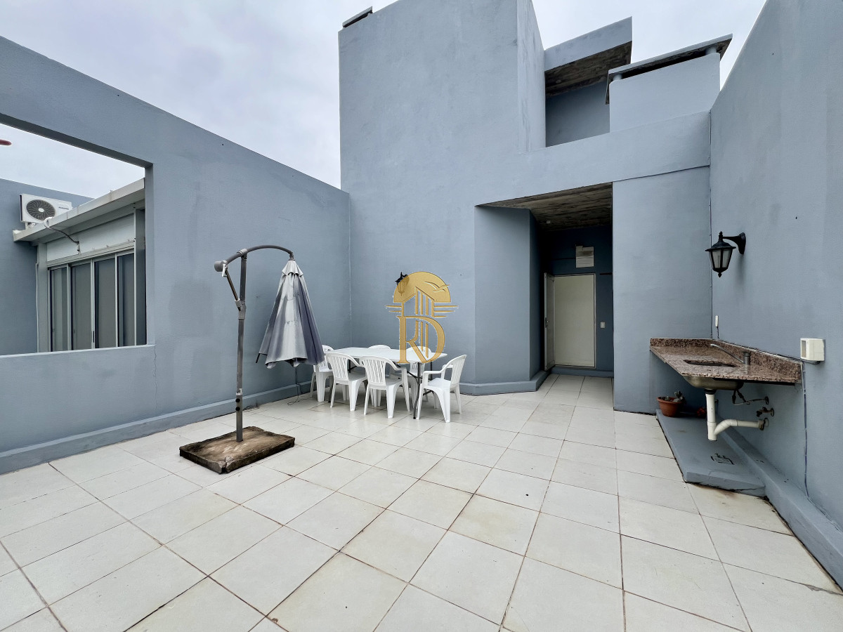 Apartamento en venta de un dormitorios con terraza y parrilla de uso exclusivo. Península Punta del este. -id-486-10