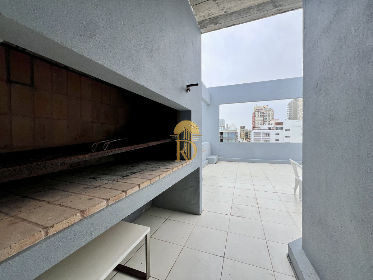 Apartamento en venta de un dormitorios con terraza y parrilla de uso exclusivo. Península Punta del este. -id-486-7