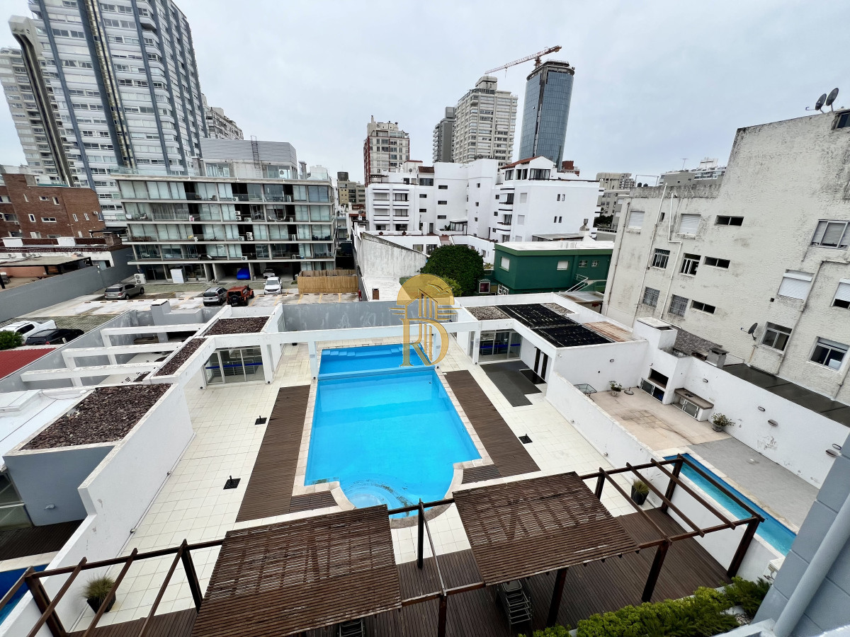 Apartamento en venta de un dormitorios con terraza y parrilla de uso exclusivo. Península Punta del este. -id-486-9