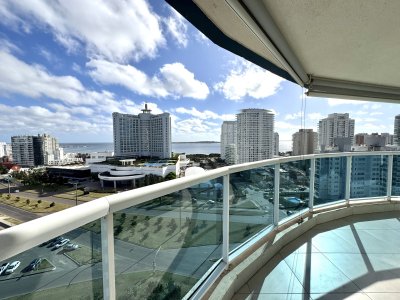 Apartamento en venta de 3 dormitorios mas dependencia de servicio con vista al mar playa mansa